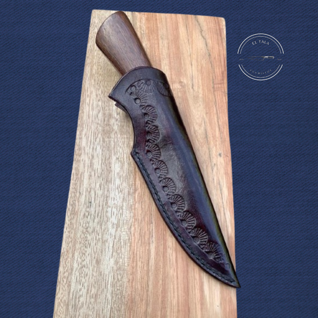 Vaina de vaqueta cincelada , pasa cinto y cosida a mano